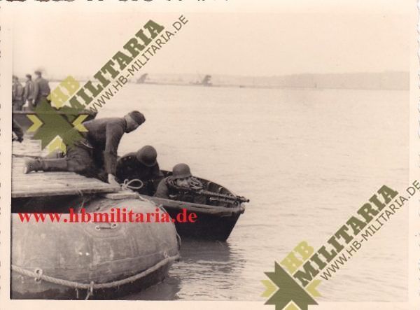 Foto Pioniere, Schlauchboot, MG, Flussüberquerung-0