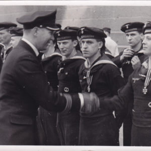 Foto Kapitänleutnant Krech gratuliert seine Männer -0