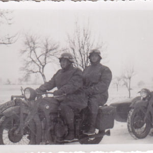 Foto Wehrmachtssoldaten auf einem BMW Motorrad-0