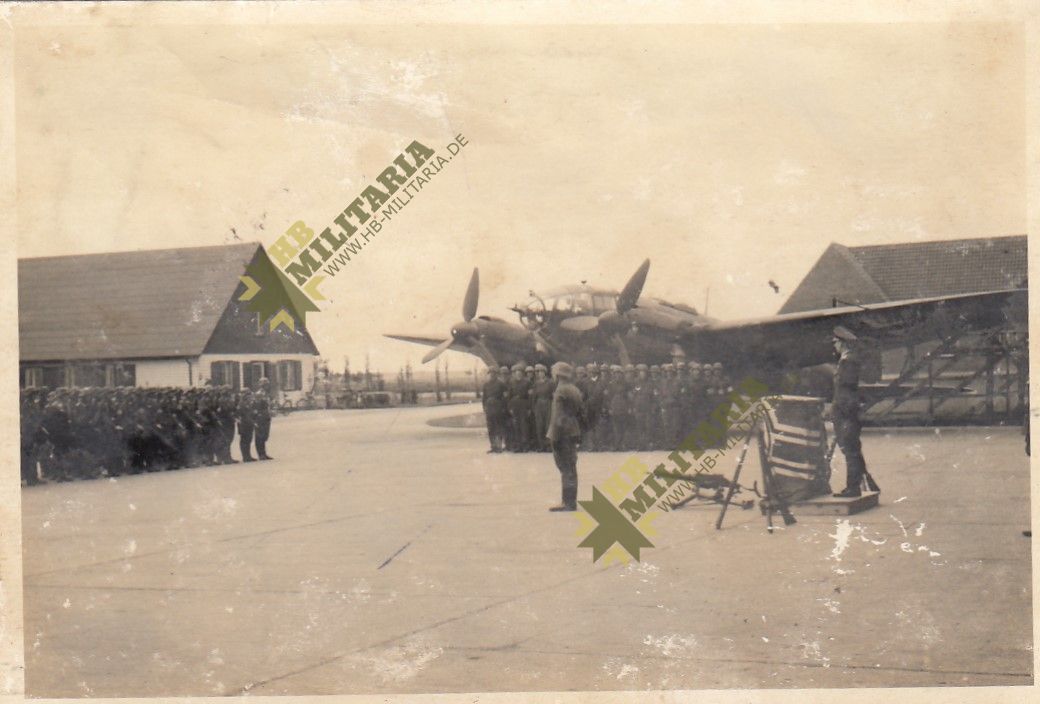 3x Fotos Vereidigung Luftwaffe auf Flugplatz vor HE111 – Bild 4