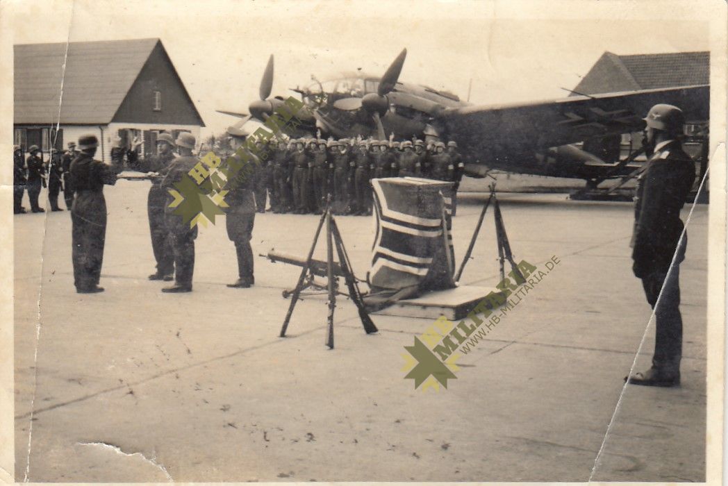 3x Fotos Vereidigung Luftwaffe auf Flugplatz vor HE111 – Bild 5