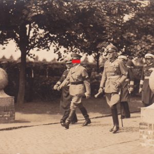 Foto der Führer verläßt den Ehrenfriedhof in Wilhelmshaven-0