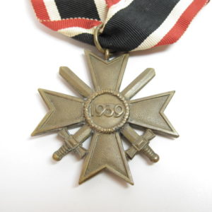 Kriegsverdienstkreuz mit Schwerter 1939 zweite Klasse am Band-7554
