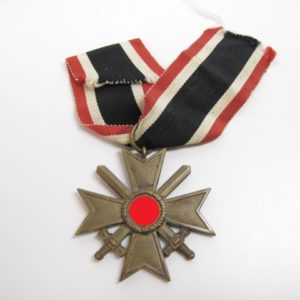 Kriegsverdienstkreuz mit Schwerter 1939 zweite Klasse am Band-0