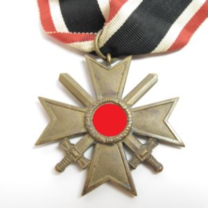 Kriegsverdienstkreuz mit Schwerter 1939 zweite Klasse am Band-7552