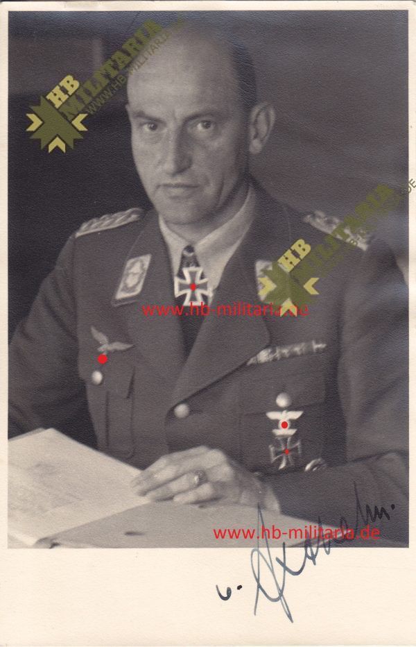 Foto Ritterkreuzträger Generalmajor der Luftwaffe Walther von Axthelm mit Original Unterschrift.-0