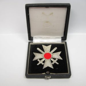 Kriegsverdienstkreuz 1. Klasse mit Schwertern im Etui-11051