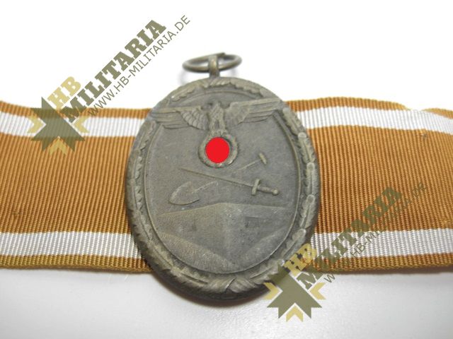 Schutzwall Ehrenzeichen am Band- VERKAUFT- SOLD – Bild 2