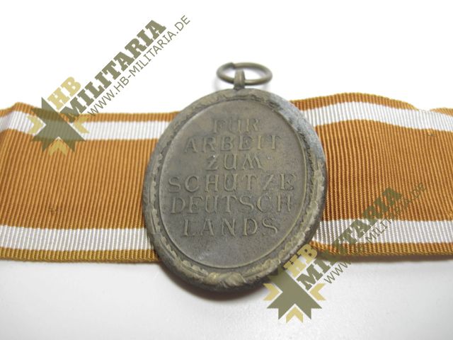 Schutzwall Ehrenzeichen am Band- VERKAUFT- SOLD – Bild 3