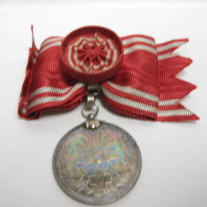 Japan: Rot Kreuz Medaille an Damenschleife.