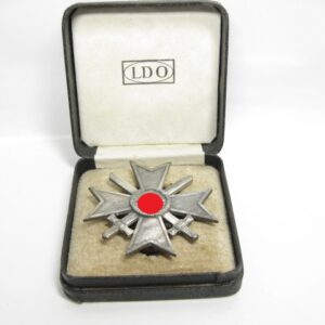 Kriegsverdienstkreuz 1. Klasse mit Schwertern an Schraube im LDO Etui