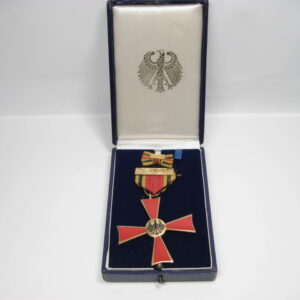 Bundesverdienstkreuz im Etui. Juncker.
