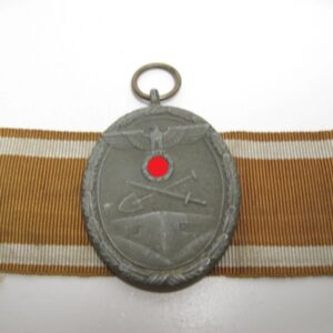 Schutzwall Ehrenzeichen am Bandabschnitt- VERKAUFT- SOLD